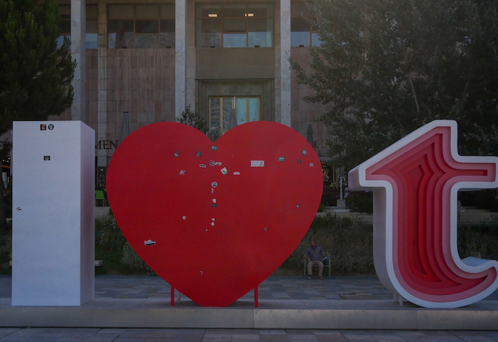 Un'installazione nel centro di Tirana con la scritta I❤️t