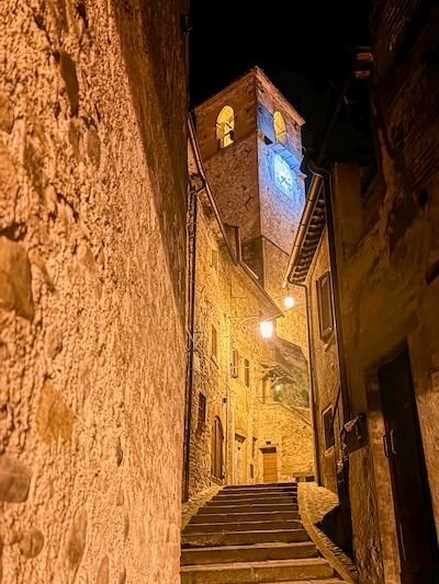 Immagine notturna della torre dell'orologio di Anghiari