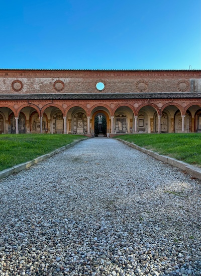 Uno dei Claustri del Cimitero Monumentale di Ferrara