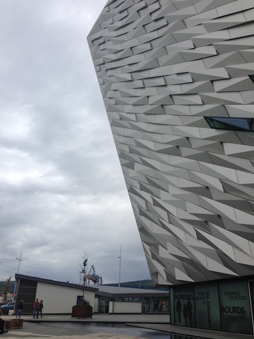 L'esterno del Museo del Titanic a Belfast