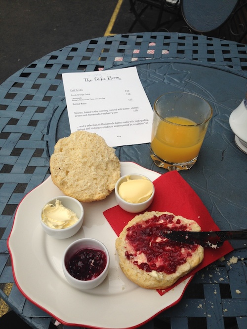 Durante una vacanza studio in Gran Bretagna vuoi non assaggiare uno scone con cream e marmellata di fragola???