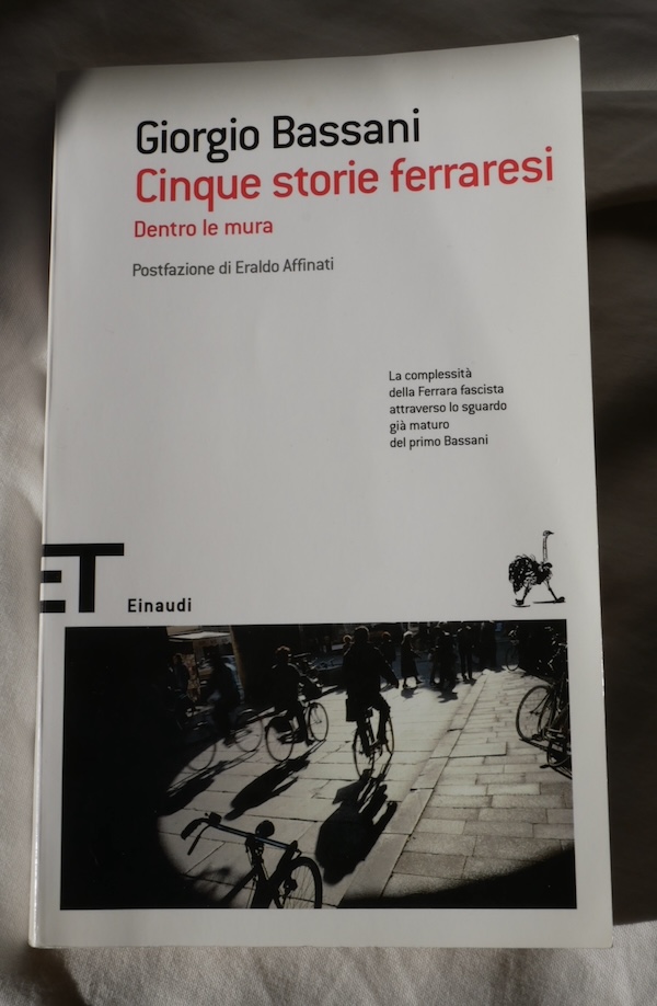 "Cinque storie ferraresi" o "Dentro le Mura" di Giorgio Bassani contengono il racconto "Una notte del '43" in cui si parla della Farmacia Navarra, oggi bottega storica di Ferrara